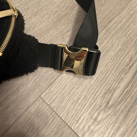 lululemon athletica Black Fleece Crossbody Bag - Picture 3 of 4